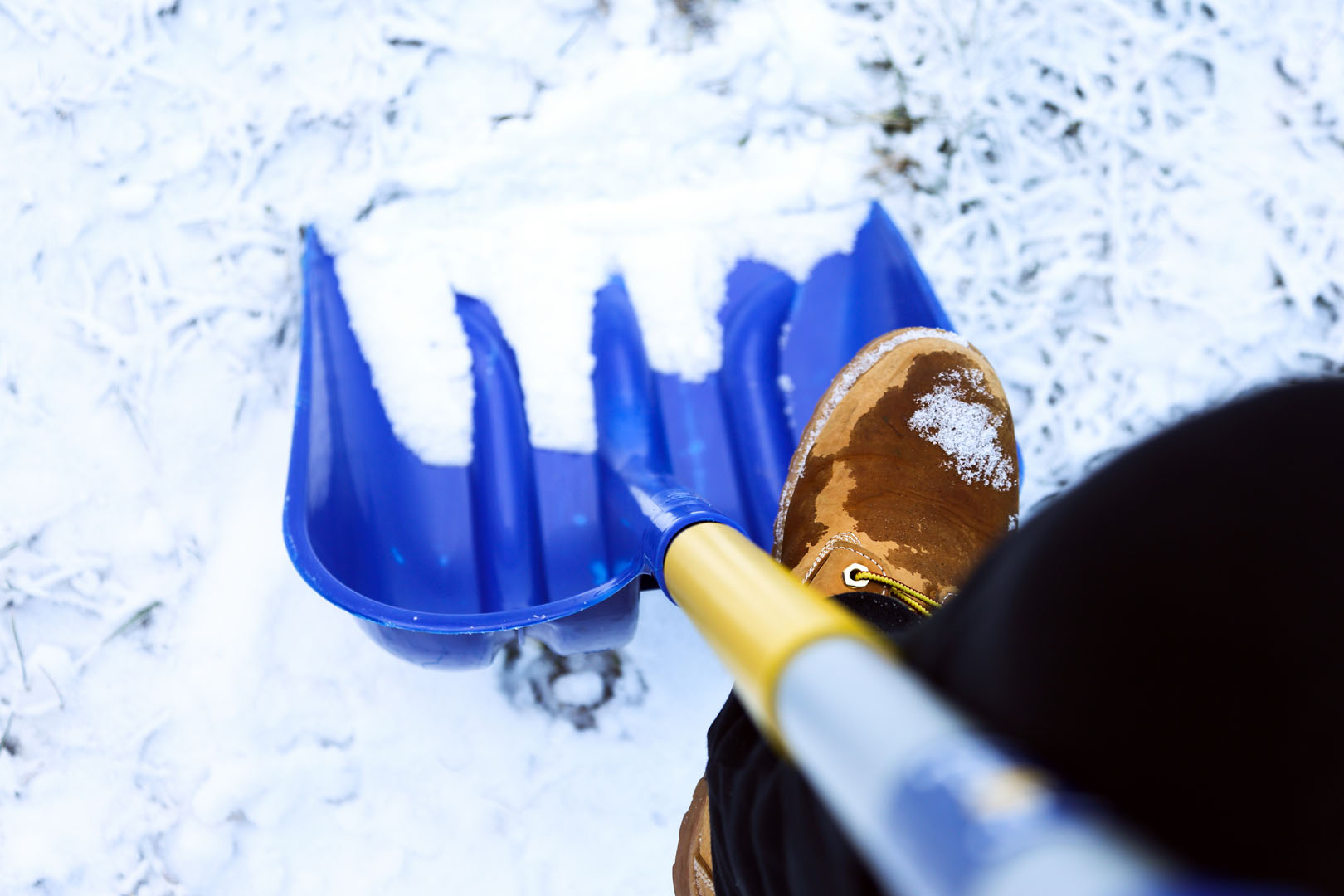 winterdienst augsburg, schneeräumen von parkplätzen, gehwegen und bei unternehmen